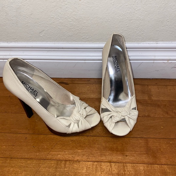 Michael Kors cream and black heels - Picture 2 of 5